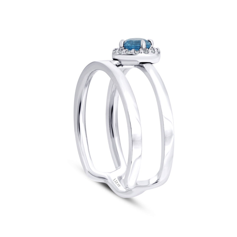 Ring mit blauem Stein aus Gold