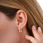 Asymmetrische Ohrringe mit Stein aus Gold