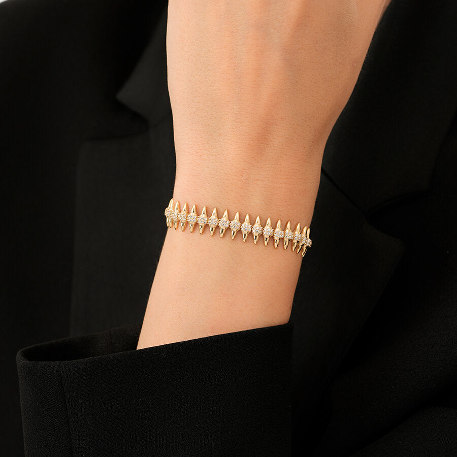 Armband mit Stein und Nageldesign aus Gold