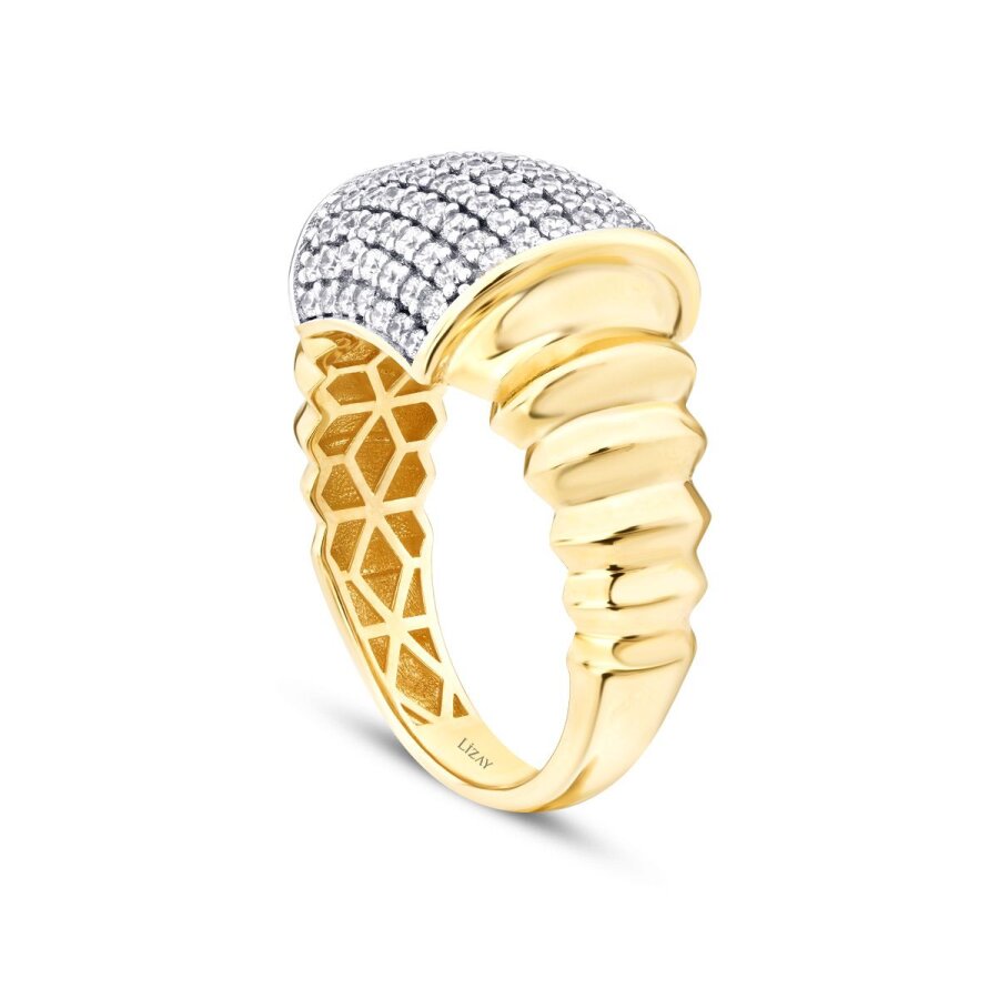 Ring mit mehreren Steinen aus Gold