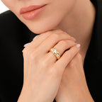 Ring mit Stein und besonderer Form aus Gold