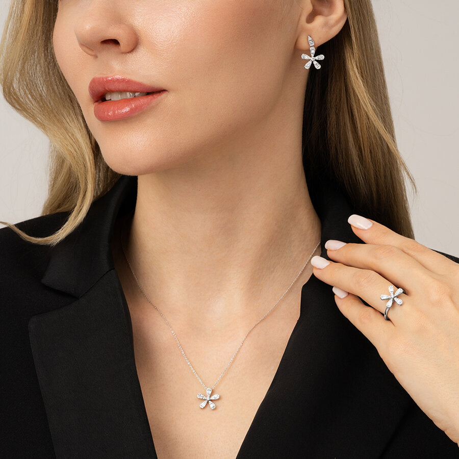 0,23 ct. Diamant Baguette Blumen Halskette