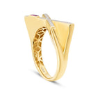 Geometrischer Ring mit Stein aus Gold