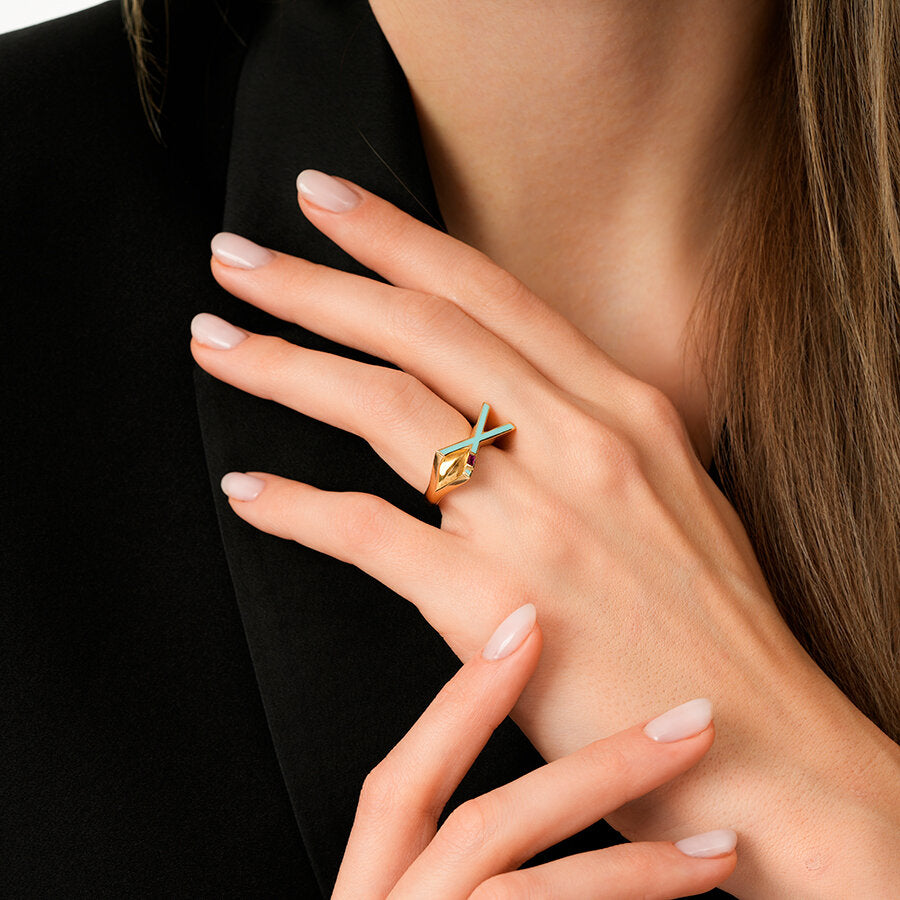 Geometrisch-blauer Ring mit Stein aus Gold
