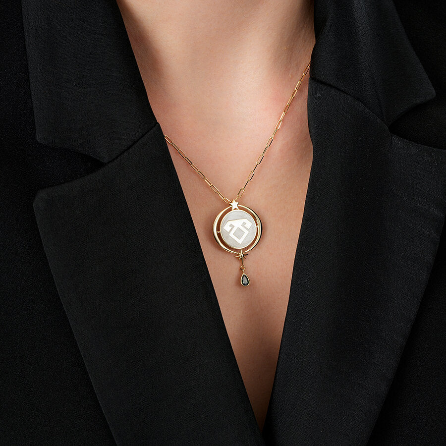 Emaille-Halskette mit Elibelinde-Motiv aus Gold