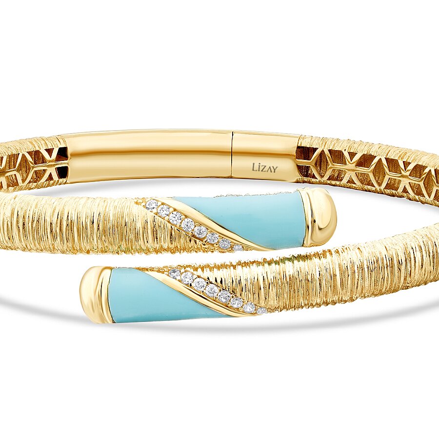 Detailreicher Armreif mit blauer Emaille aus Gold