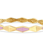 Geometrischer Armreif mit rosa Emaille aus Gold