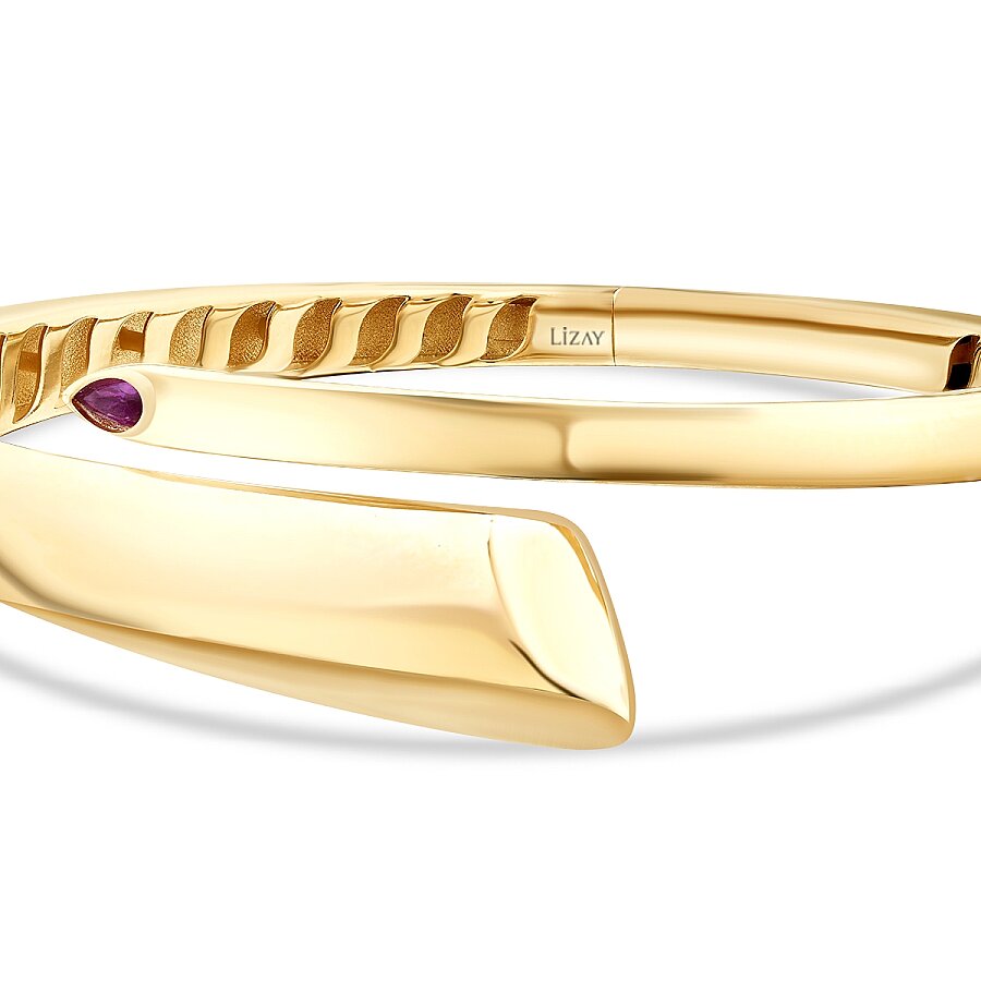 Asymmetrischer Armreif mit fuchsienfarbenem Stein aus Gold