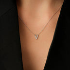 0,04 ct. Diamant Halskette Buchstabe V