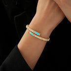 Detailreicher Armreif mit blauer Emaille aus Gold