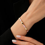 Geometrischer Armreif mit rosa Emaille aus Gold