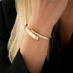 Asymmetrischer Armreif mit fuchsienfarbenem Stein aus Gold