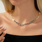 Trend-Halskette mit marineblauer Emaille und Stein aus Gold