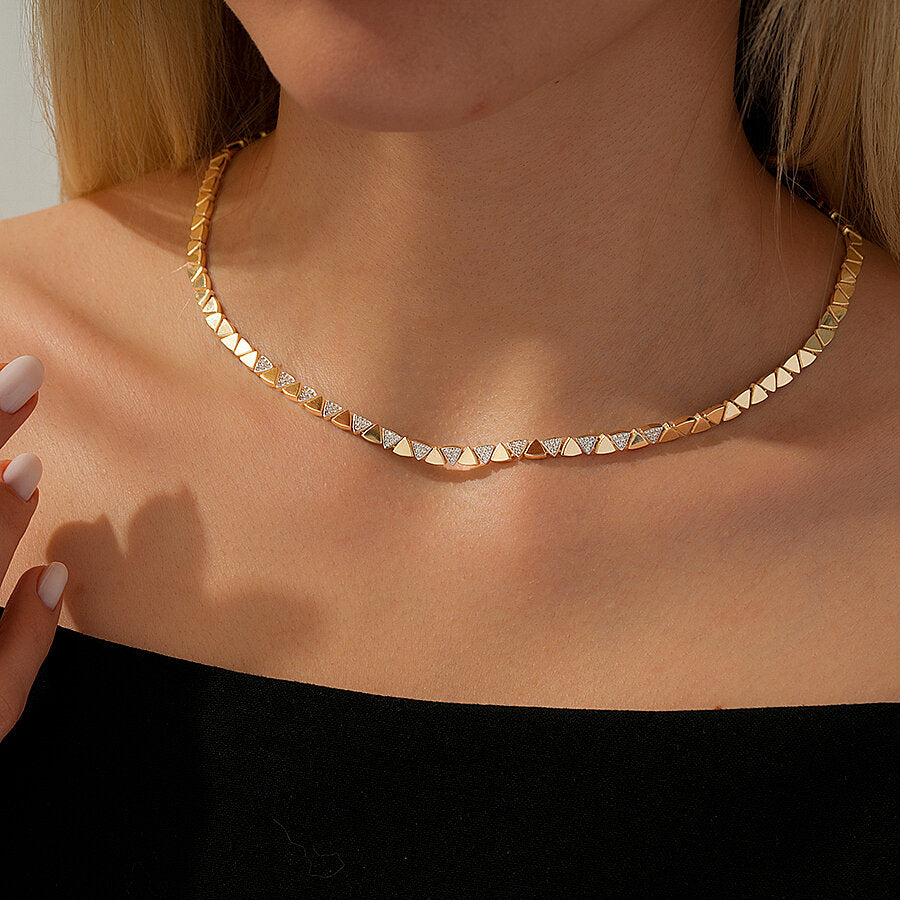 Trend-Halskette mit dreieckigem Stein aus Gold