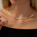 Trend-Halskette mit dreieckigem Stein aus Gold