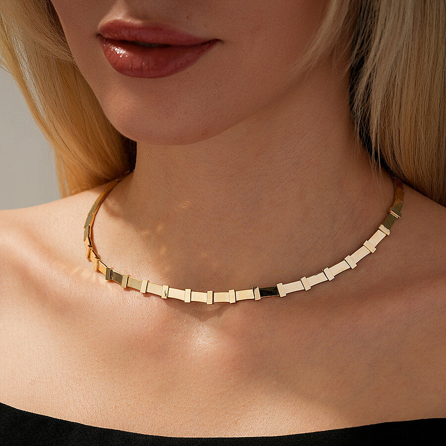 Detailreiche Trend-Halskette aus Gold