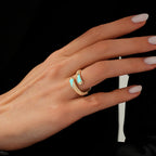 Detailreicher Ring mit blauer Emaille aus Gold