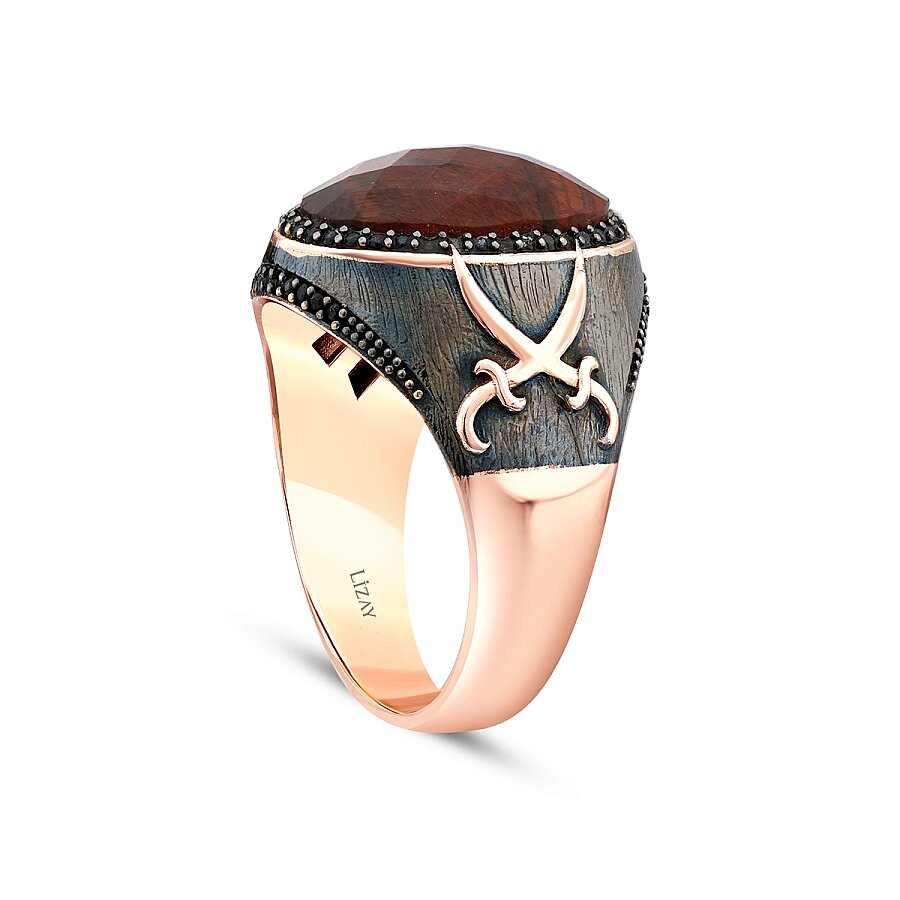 Roter Tigerauge-Herrenring mit Schwert-Design aus Gold