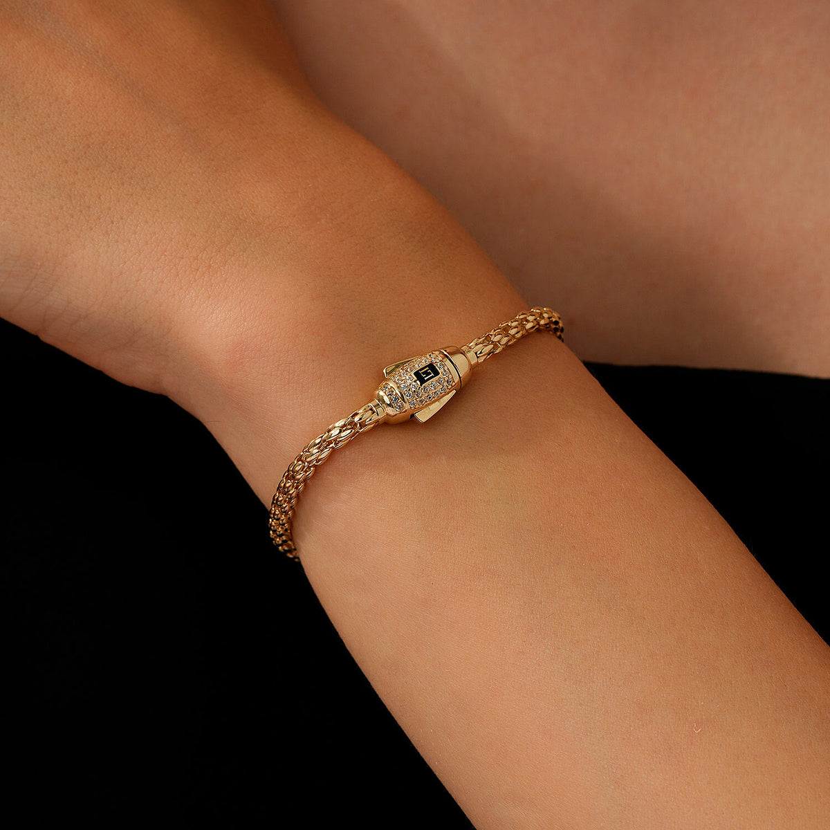 Design-Armband aus Gold
