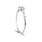 Ring mit 0,29 Karat Diamant und blauem Topas