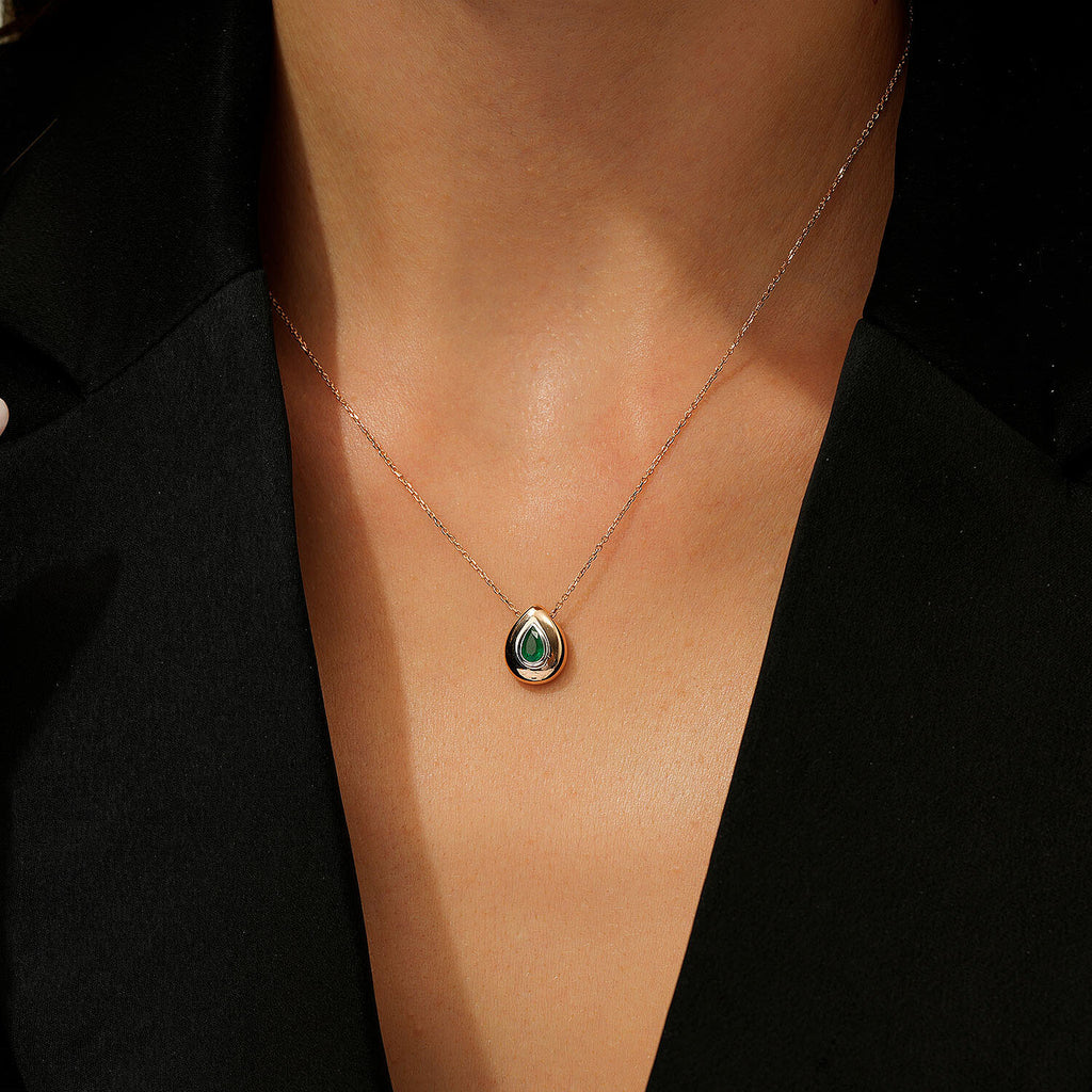 0,33 Carat Pear Emerald Necklace
