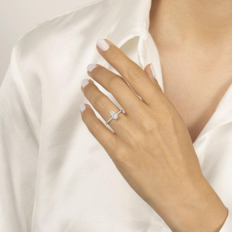 1,30 Carat Diamond Oval Solitaire Engagement Ring