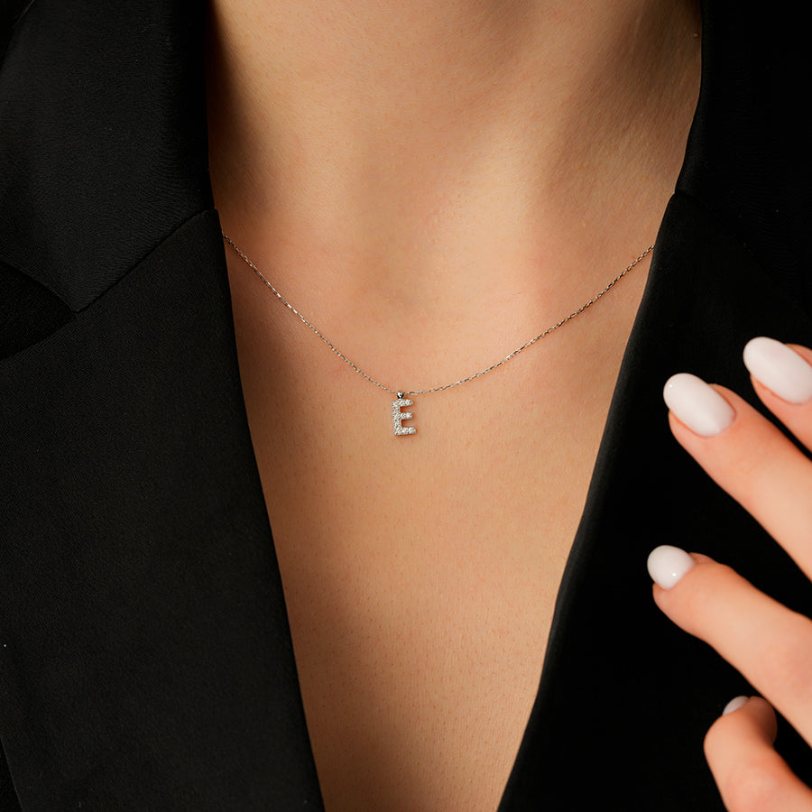 0.07 Karat Diamant E Buchstaben Halskette