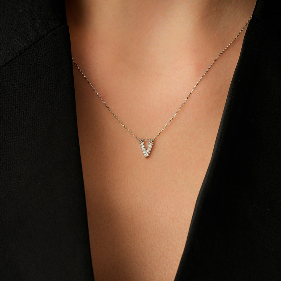 0.04 Karat Diamant V Buchstaben Halskette