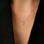0.04 Karat Diamant V Buchstaben Halskette