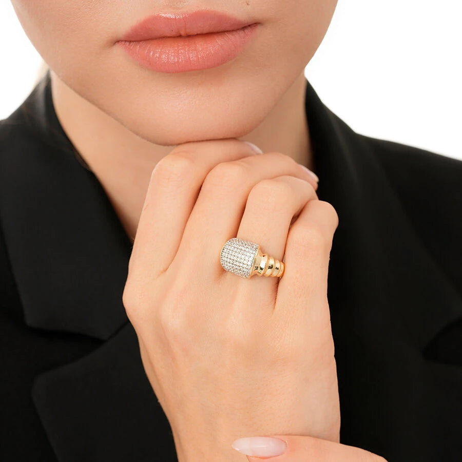 Gold Ring mit mehreren Steinen