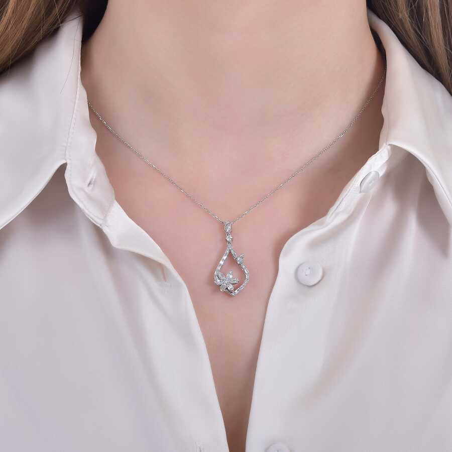 0.63 ct. Diamant Blumen Baguette Halskette